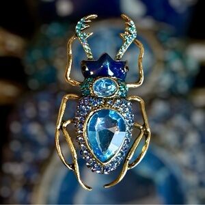 Egyptian scarab beetle pin brooch covered in glass rhinestones great detail NWOT